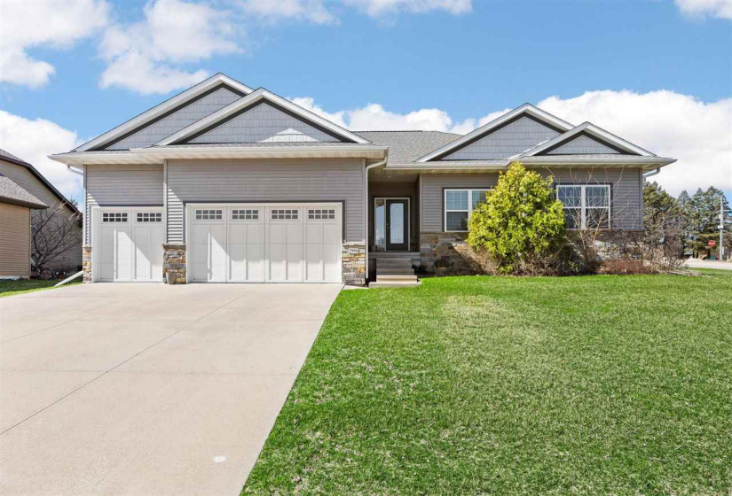 2990 High Bluff Dr, Coralville, 52241, 5 Bedrooms Bedrooms, ,3 BathroomsBathrooms,Single Family/acreage,For Sale,2990 High Bluff Dr,202502376