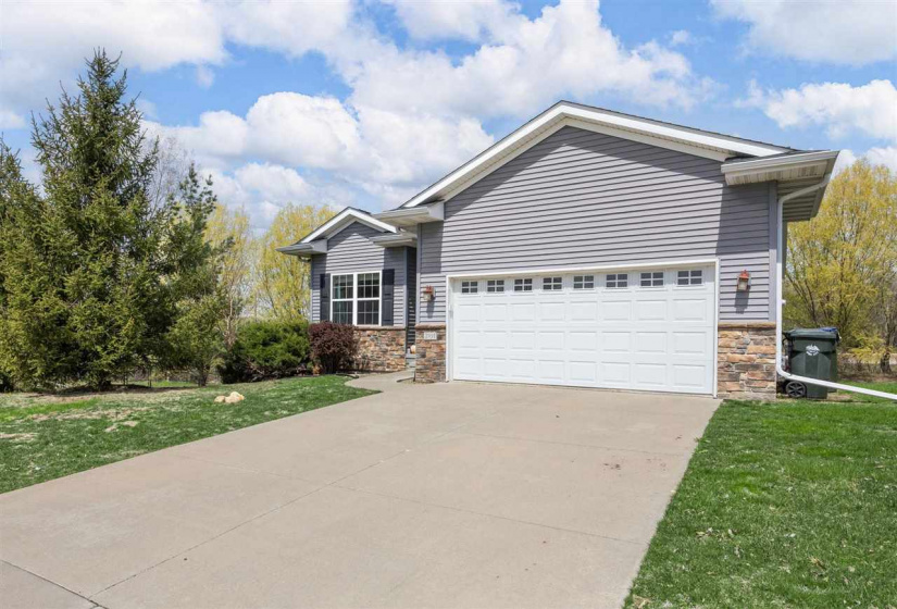 2091 Mackinaw Dr, Iowa City, 52245, 4 Bedrooms Bedrooms, ,3 BathroomsBathrooms,Single Family/acreage,For Sale,2091 Mackinaw Dr,202502660